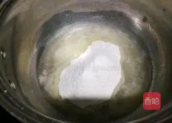 Illustration of making glutinous rice flour striped chiffon cake 1