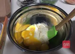 Illustration of how to make chives, seaweed and meat floss cake rolls 6