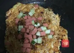 Illustration of how to make egg noodle pancakes 6