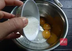 Illustration of how to make chiffon cake (eight inches) 4