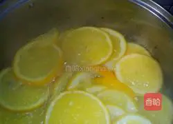 Illustration of how to make orange cake roll 2