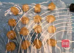 Illustration of how to make four-color lotus paste and egg yolk cake 11