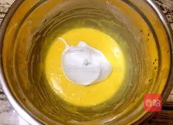 Illustration of how to make meat floss salad cake roll 10