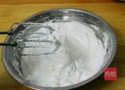 Illustration of how to make meat floss cake rolls 3