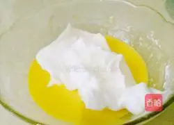 Illustration of how to make Xiwang Oil Cake Roll 12