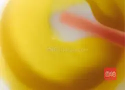 Illustration of how to make chive and meat floss cake rolls 4