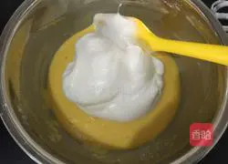 Illustration of how to make chive and meat floss cake rolls 9