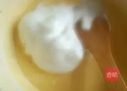 Illustration of how to make red yeast cake roll 4