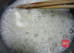 Illustration of how to make strawberry cake roll 6