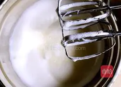 Illustration of how to make raisin cake roll 9