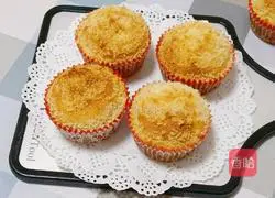 Illustration of making raisin muffin cake 16