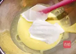 Illustration of how to make chive and meat floss cake rolls 9