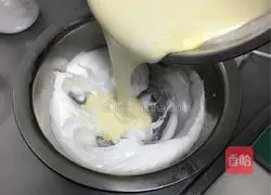 Illustration of how to make chiffon cake 9