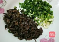 Illustration of how to make fungus and green onion cake 2