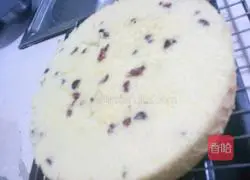 Illustration of how to make eight-inch cranberry chiffon cake 14