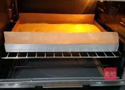 Illustration of how to make banana puree cake roll 13