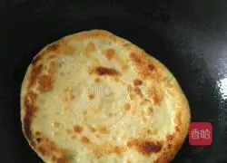 Illustration of how to make green onion and egg layer pancake 7