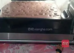 Illustration of how to make cocoa cake roll 14