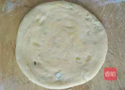 Illustration of how to make green onion and egg layer pancake 6
