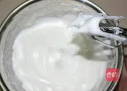 Illustration of how to make cream fruit cake roll 5