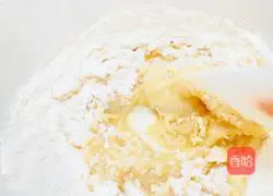 Illustration of how to make spiral egg yolk cake 5
