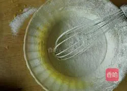 Illustration of how to make raisin and meat floss cake rolls 5