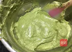 Illustration of how to make matcha trunk cake roll 12