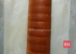 Illustration of how to make red yeast powder jam cake roll 14