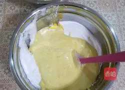 Illustration of how to make banana puree cake roll 11