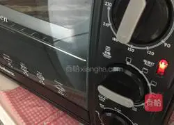 Illustration of how to make two-color cake rolls 16