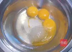 Illustration of how to make orange jam cake rolls 1