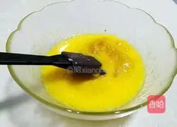 Illustration of how to make pumpkin puree cake roll 7