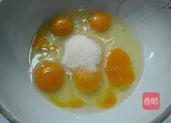 Illustration of how to make black raisin cake rolls 1