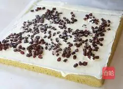 Illustration of how to make matcha honey bean cake roll 10