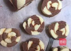 Illustration of how to make two-color cake rolls 21