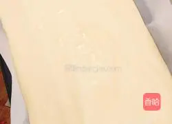 Illustration of how to make strawberry cream cake roll 9