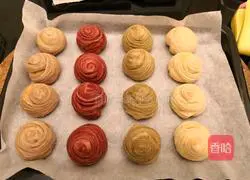 Illustration of how to make four-color lotus paste and egg yolk cake 14