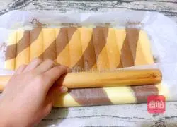 Illustration of how to make two-color cake rolls 20