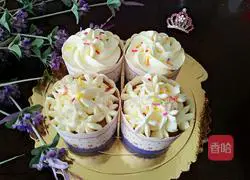 Illustration of how to make cream cupcakes 12