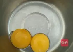 Illustration of how to make six-inch chiffon cake 1