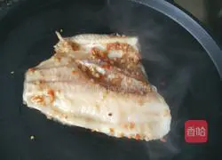 Illustration of how to grill fish in an electric pan 4