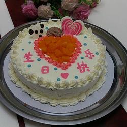 8 inch cream decorated cake