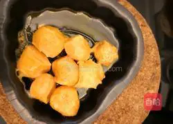 Illustration of how to make four-color lotus paste and egg yolk cake 6