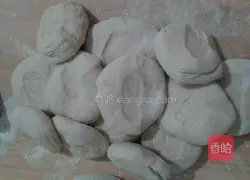 Illustration of how to make celery minced meat pie 4