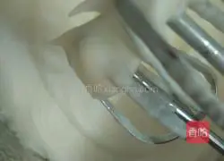 Illustration of how to make raisin and peanut cake 8