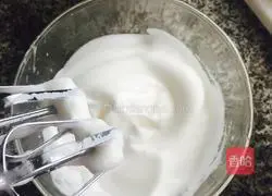 Illustration of how to make strawberry cake roll 4