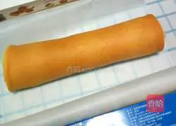 Illustration of how to make meat floss cake rolls 18