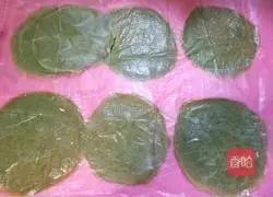 Illustration of how to make matcha honey bean towel roll 8