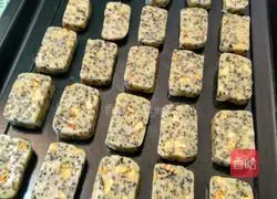  Illustration of how to make walnut and black sesame biscuits 9