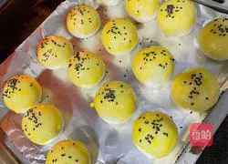 Illustration of how to make egg yolk cake 12